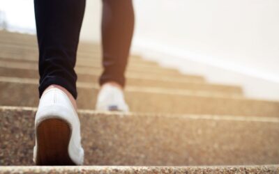 Recuperación tras una prótesis de cadera o rodilla: qué se puede hacer y cuándo