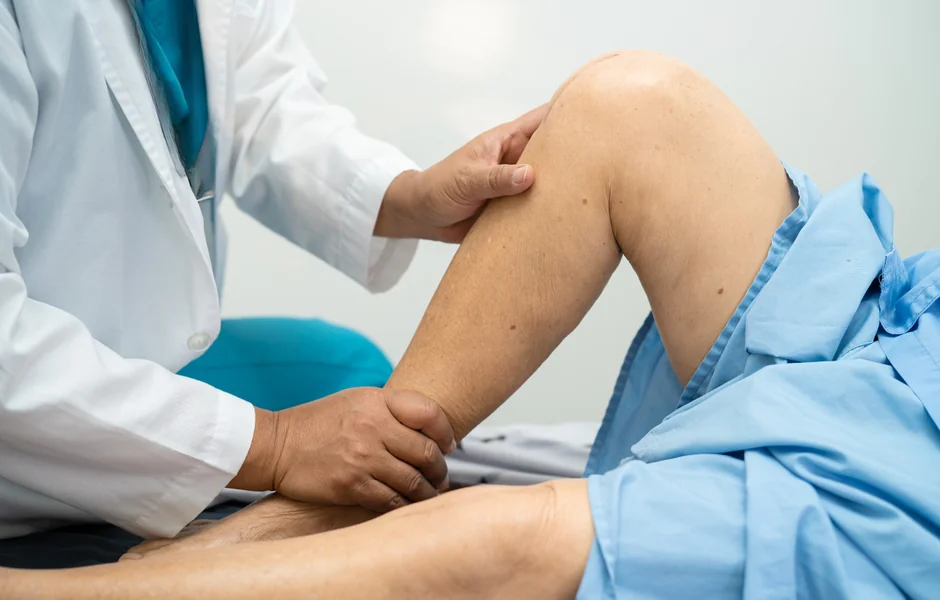 Hinchazón y sensación de calor tras una prótesis de rodilla Hinchazón y sensación de calor tras una prótesis de rodilla