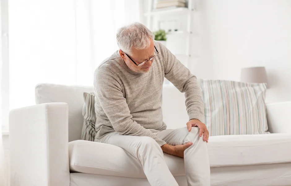 Síntomas tras una prótesis de rodilla: 5 normales y 5 señales de alarma